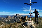 65 Alla croce di vetta di Cima Menna (2300 m) con vista in Arera